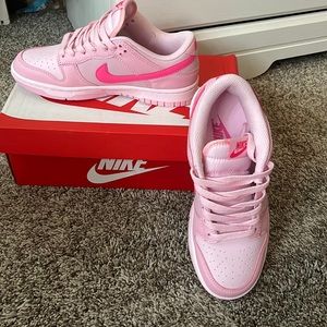 Nike triple pinks